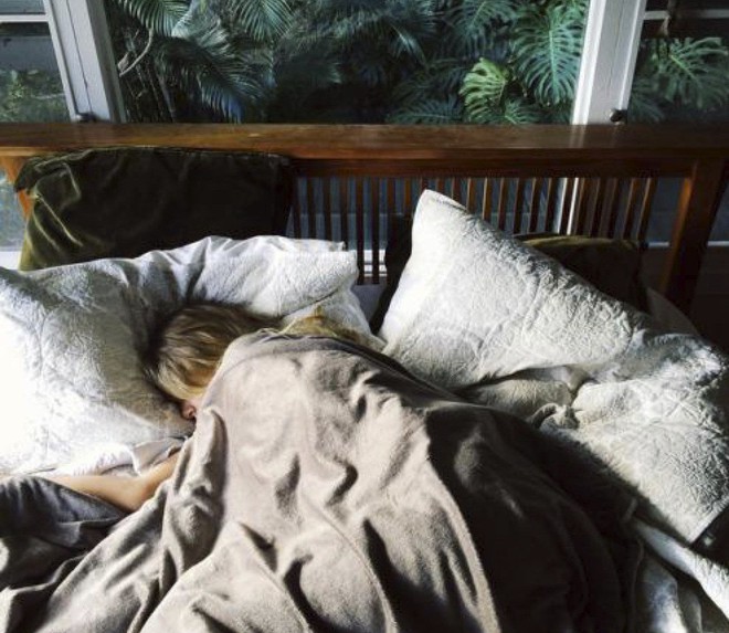 5 thứ mà con gái nên cởi bỏ trước khi đi ngủ để có giấc ngủ ngon hơn - Ảnh 3.