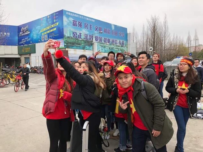 CĐV Việt Nam tại Trung Quốc vượt hàng trăm cây số để cổ vũ cho đội tuyển U23 Việt Nam trước trận đấu lịch sử với Qatar - Ảnh 3.