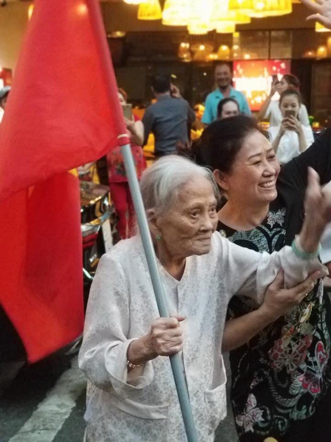 Những bà ngoại khí chất ngời ngời, quẩy tưng bừng trên phố ăn mừng chiến thắng của đội tuyển U23 Việt Nam - Ảnh 4.