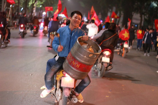 Những nhạc cụ gõ mừng U23 Việt Nam chiến thắng đặc dị khác thường nhất đêm qua - Ảnh 3.