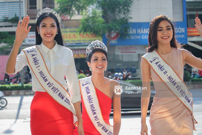 Một ngày làm việc từ sáng sớm đến tối mịt của Top 3 Hoa hậu Hoàn vũ Việt Nam 2017 - Ảnh 4.