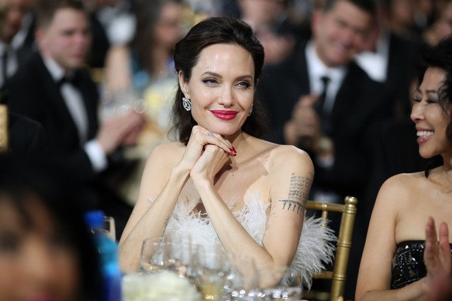 Loạt ảnh chứng minh ở tuổi 42, Angelina Jolie vẫn là báu vật nhan sắc của nước Mỹ không ai bì được - Ảnh 4.
