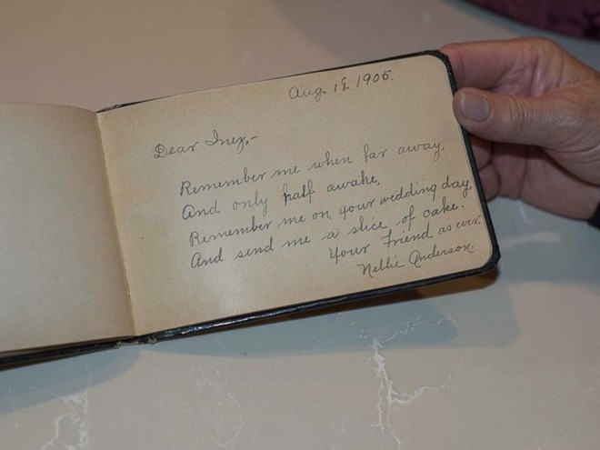 Kỷ niệm 100 năm ngày cưới của ông bà, người cháu tìm được chiếc bánh cưới đính kèm lá thư đáng yêu từ bạn của cô dâu - Ảnh 4.
