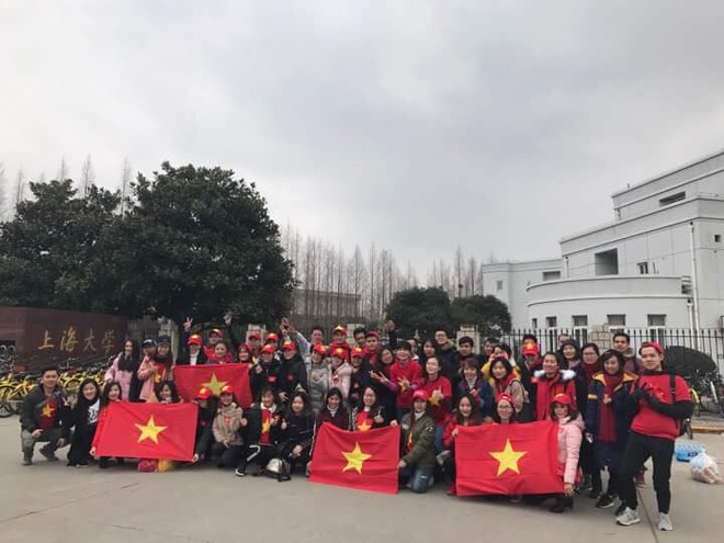 CĐV Việt Nam tại Trung Quốc vượt hàng trăm cây số để cổ vũ cho đội tuyển U23 Việt Nam trước trận đấu lịch sử với Qatar - Ảnh 4.