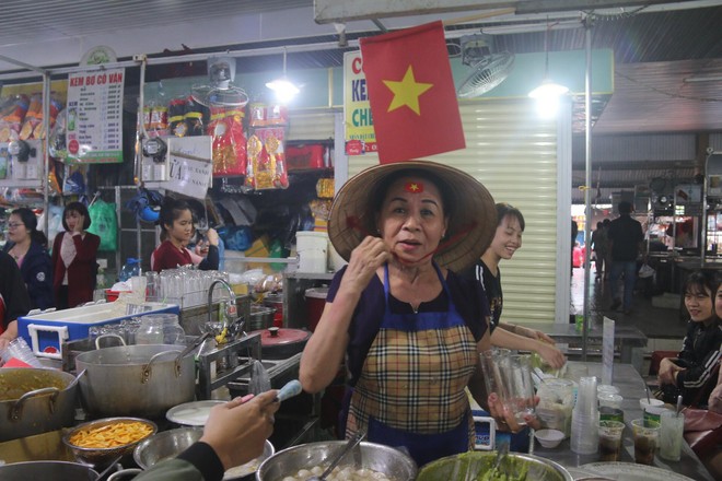 Tiểu thương Đà Nẵng treo quốc kỳ khắp chợ, nghỉ bán sớm để cổ vũ cho đội tuyển U23 Việt Nam - Ảnh 4.