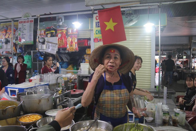 Tiểu thương Đà Nẵng treo quốc kỳ khắp chợ, nghỉ bán sớm để cổ vũ cho đội tuyển U23 Việt Nam - Ảnh 4. Tiểu thương Đà Nẵng treo quốc kỳ khắp chợ, nghỉ bán sớm để cổ vũ cho đội tuyển U23 Việt Nam - Ảnh 4.