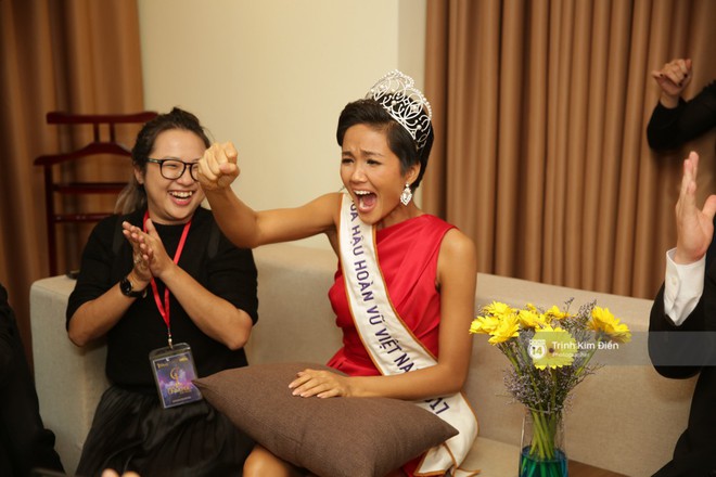 Hoa hậu HHen Niê hồi hộp, vỡ òa hạnh phúc trước chiến thắng của đội tuyển của U23 - Ảnh 4.
