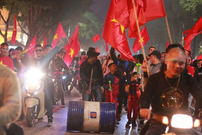 Những nhạc cụ gõ mừng U23 Việt Nam chiến thắng đặc dị khác thường nhất đêm qua - Ảnh 4.