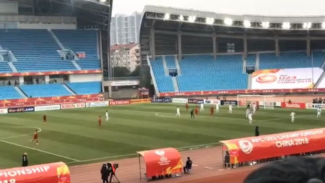 Không khí cực nóng trong SVĐ Thường Châu, Trung Quốc: Fan Việt Nam đã có mặt cùng U23 Việt Nam rồi đây! - Ảnh 5.