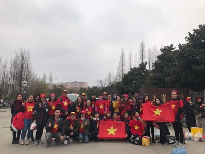 CĐV Việt Nam tại Trung Quốc vượt hàng trăm cây số để cổ vũ cho đội tuyển U23 Việt Nam trước trận đấu lịch sử với Qatar - Ảnh 5.