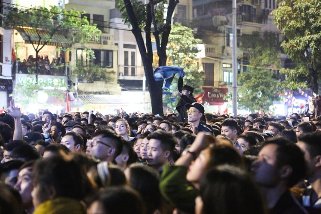 Nhiều thanh niên trèo cây, đứng trên thùng rác, WC... tại phố đi bộ Hà Nội để xem ca nhạc đêm giao thừa - Ảnh 6.