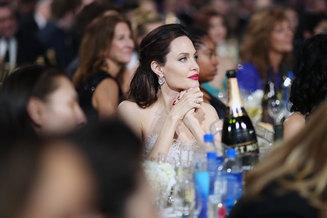 Loạt ảnh chứng minh ở tuổi 42, Angelina Jolie vẫn là báu vật nhan sắc của nước Mỹ không ai bì được - Ảnh 6.