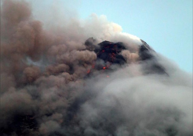 Ảnh: Núi lửa mạnh nhất Philippines phun trào, tạo cột tro bụi khổng lồ - Ảnh 6.