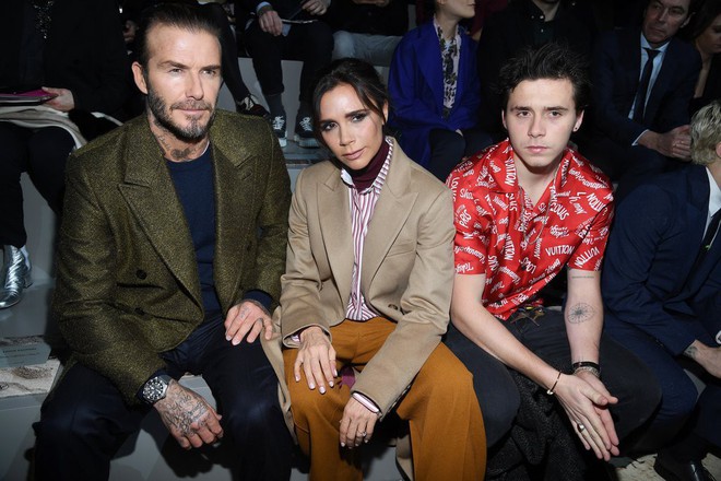 Dắt díu nhau dự show Louis Vuitton, Victoria Beckham trông cool ngầu chẳng kém chồng và con trai - Ảnh 6.