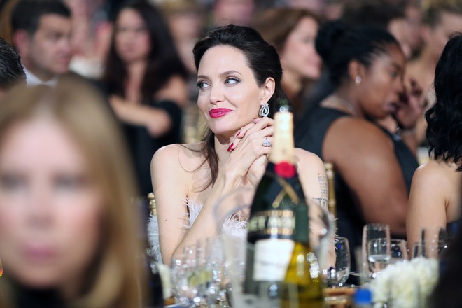 Loạt ảnh chứng minh ở tuổi 42, Angelina Jolie vẫn là báu vật nhan sắc của nước Mỹ không ai bì được - Ảnh 7.