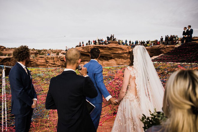 Cặp đôi liều mạng tổ chức đám cưới bên vách núi, ai xem ảnh xong cũng muốn tới tham dự - Ảnh 7.