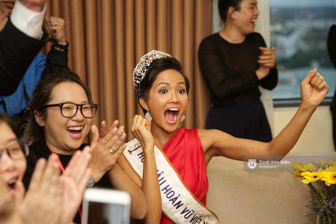 Hoa hậu HHen Niê hồi hộp, vỡ òa hạnh phúc trước chiến thắng của đội tuyển của U23 - Ảnh 7.