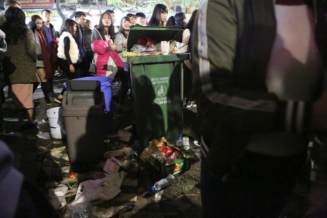Nhiều thanh niên trèo cây, đứng trên thùng rác, WC... tại phố đi bộ Hà Nội để xem ca nhạc đêm giao thừa - Ảnh 8.
