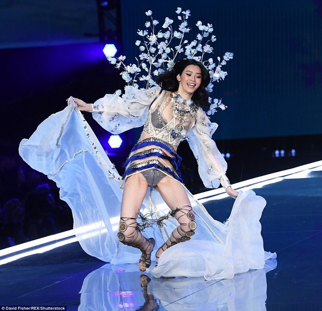 Tuyên bố giải nghệ đúng là nói suông, Ming Xi catwalk trở lại sau cú ngã sấp mặt tại Victorias Secret - Ảnh 8.