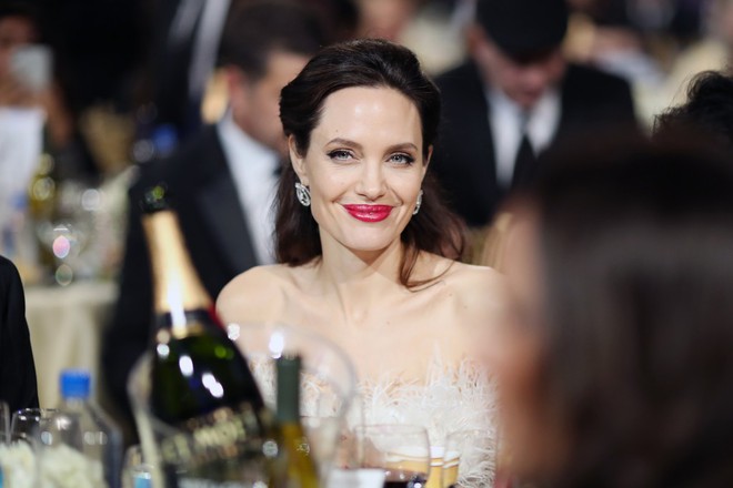 Loạt ảnh chứng minh ở tuổi 42, Angelina Jolie vẫn là báu vật nhan sắc của nước Mỹ không ai bì được - Ảnh 9.