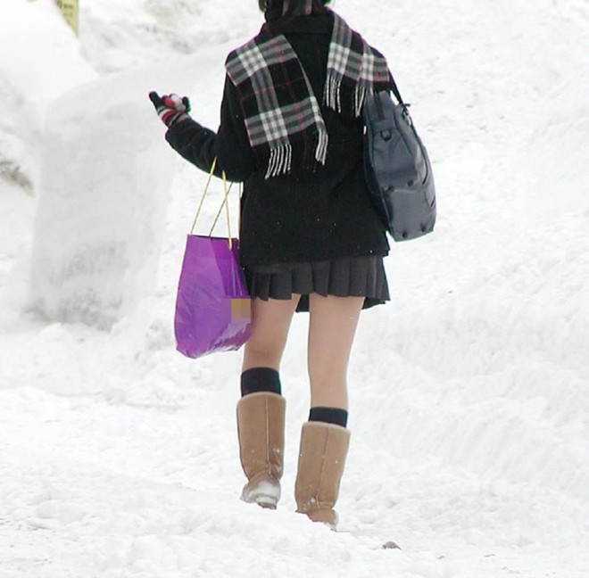 Mặc cho tuyết rơi trắng trời, nữ sinh Nhật Bản vẫn kiên cường diện váy ngắn xinh xắn tới trường - Ảnh 9.