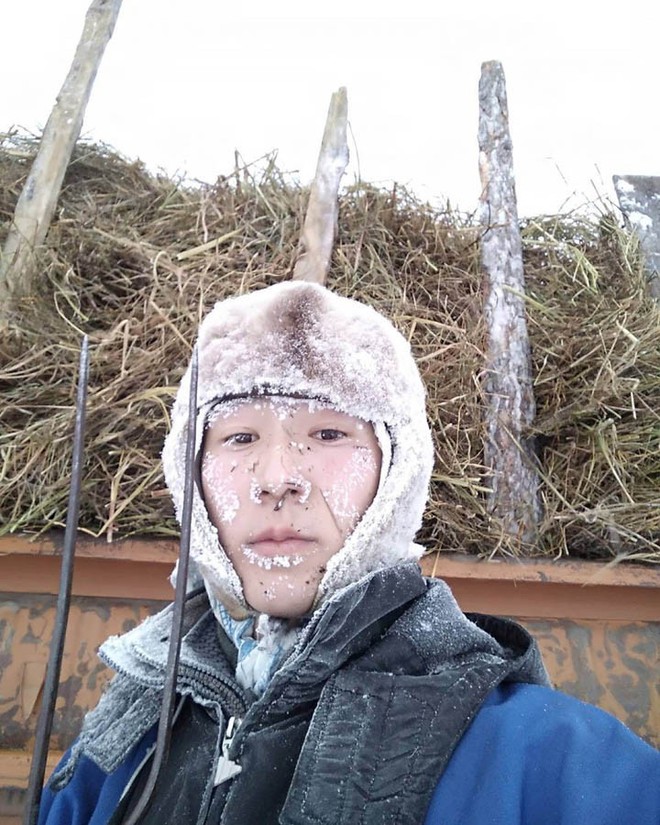 Bất chấp trời lạnh -60 độ C tại ngôi làng lạnh nhất thế giới, nhóm du khách Trung Quốc trút bỏ quần áo, bơi lội vui vẻ - Ảnh 10.