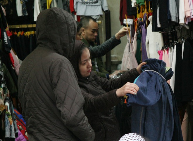 Hà Nội lạnh nhất từ đầu đông: Chị em ùn ùn kéo đi mua găng tay, khăn, áo chống rét - Ảnh 4.