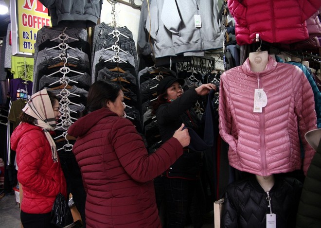 Hà Nội lạnh nhất từ đầu đông: Chị em ùn ùn kéo đi mua găng tay, khăn, áo chống rét - Ảnh 10.