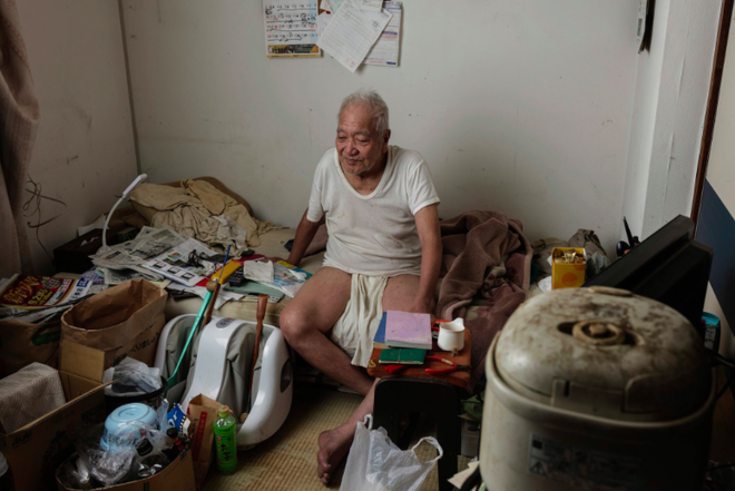 Trẻ sống 1 mình, già chết không ai nhận: Thực tế đau lòng tại Nhật Bản, một trong những quốc gia có dân số già nhất thế giới - Ảnh 2.