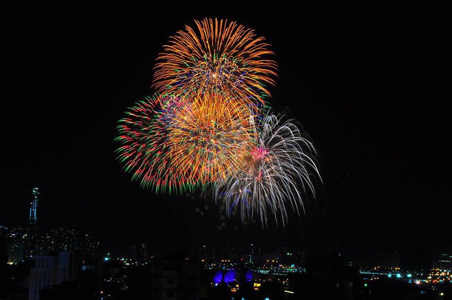 Pháo hoa rực rỡ trên bầu trời, người dân cả nước hào hứng đón chào năm mới 2018 - Ảnh 8.