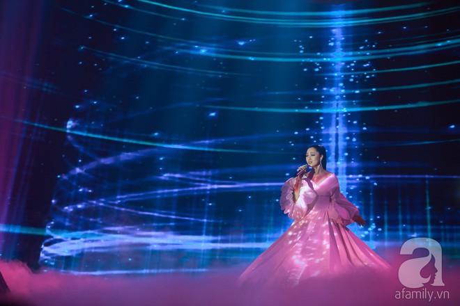 Bảo Anh hóa công chúa u sầu mang hit chục triệu view lên sân khấu - Ảnh 1.