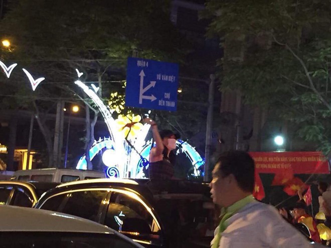 Mỹ Tâm bịt khẩu trang đứng trên xe hơi đi bão đêm Sài Gòn mừng tuyển U23 Việt Nam - Ảnh 3.