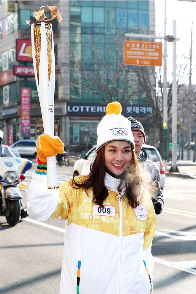 Thanh Hằng sánh đôi cùng Bình Minh tham dự lễ rước đuốc tại thế vận hội mùa đông 2018 tại Hàn Quốc - Ảnh 1.