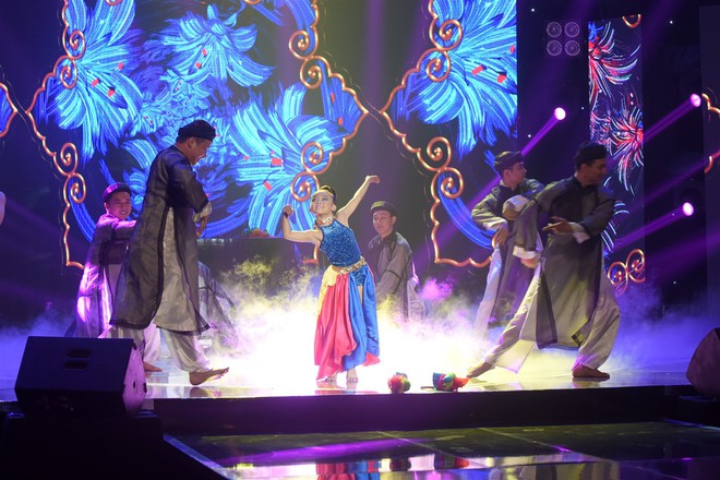 Lỡ lời nói thí sinh có gương mặt kinh dị, Quang Lê ngại ngùng cười trừ xin lỗi - Ảnh 4. Lỡ lời nói thí sinh có gương mặt kinh dị, Quang Lê ngại ngùng cười trừ xin lỗi - Ảnh 4.