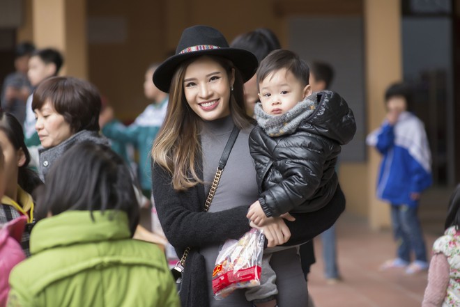 Con trai Hoa hậu Phan Hoàng Thu thích thú khi được cùng mẹ đi từ thiện - Ảnh 4.