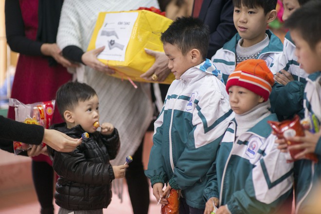 Con trai Hoa hậu Phan Hoàng Thu thích thú khi được cùng mẹ đi từ thiện - Ảnh 9.