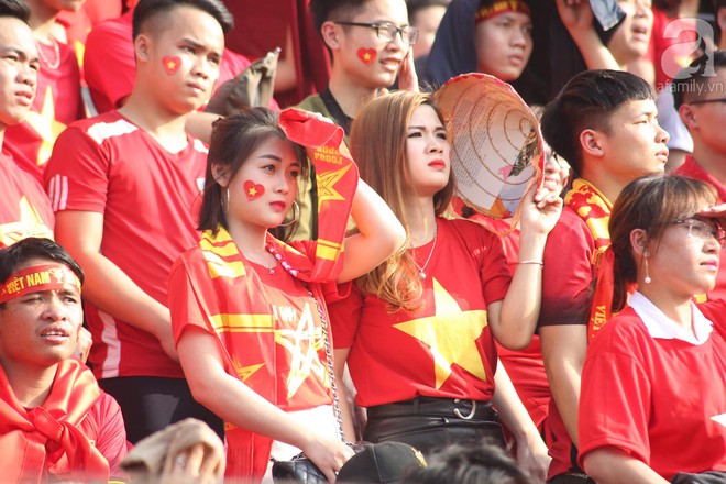 Đừng tưởng chỉ nam giới mới mê bóng đá, các bóng hồng xinh xắn đi cổ vũ U23 Việt Nam cũng đông vô cùng - Ảnh 23.