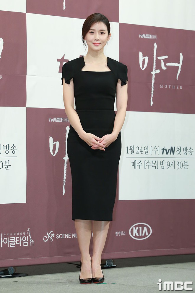 Cựu Hoa hậu Hàn Lee Bo Young đẹp quý phái bên con gái - Ảnh 1.