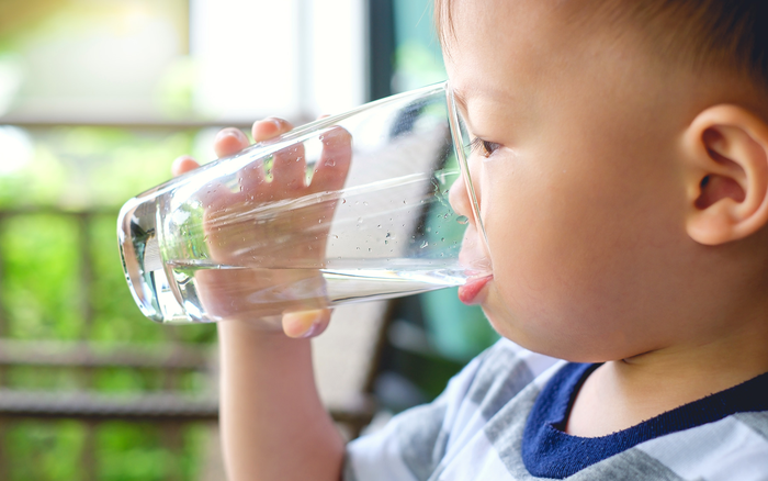Uống nước đúng 4 thời điểm này, trẻ sẽ nhận vô vàn lợi ích cho sức khỏe, nhưng khuyến cáo 4 loại nước nhất định cần tránh