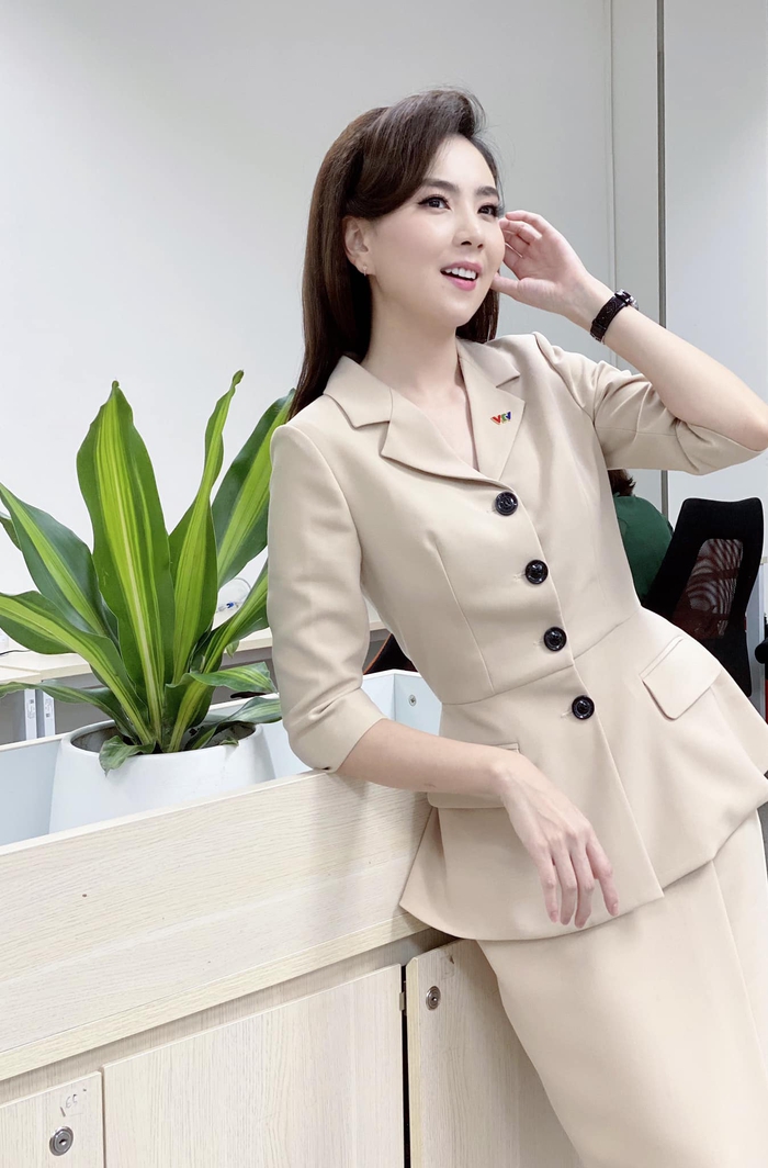 Học BTV Mai Ngọc 12 cách diện blazer chuẩn sang và thanh lịch nhưng không bị "dừ" chút nào - Ảnh 5. Học BTV Mai Ngọc 12 cách diện blazer chuẩn sang và thanh lịch nhưng không bị "dừ" chút nào - Ảnh 5.