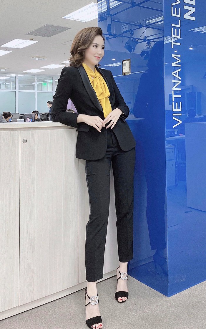 Học BTV Mai Ngọc 12 cách diện blazer chuẩn sang và thanh lịch nhưng không bị "dừ" chút nào - Ảnh 9. Học BTV Mai Ngọc 12 cách diện blazer chuẩn sang và thanh lịch nhưng không bị "dừ" chút nào - Ảnh 9.