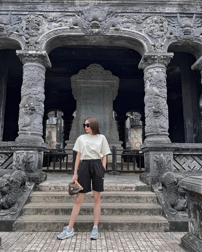 15 outfit đi du lịch của sao Việt: Chị em ghim ngay để mặc đẹp cả chuyến, khiến bao người trầm trồ - Ảnh 13.