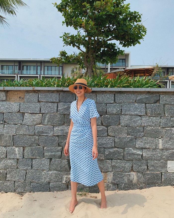 15 outfit đi du lịch của sao Việt: Chị em ghim ngay để mặc đẹp cả chuyến, khiến bao người trầm trồ - Ảnh 14.