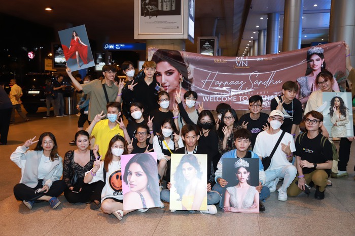 Đương kim Hoa hậu Hoàn vũ Harnaaz Kaur Sandhu đã đến Việt Nam, Á hậu Kim Duyên và fan tiếp đón nồng nhiệt - Ảnh 4.