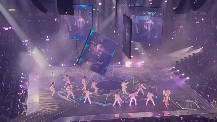 Nhóm nhạc Hong Kong bị màn hình LED khổng lồ rơi trúng người khi đang biểu diễn