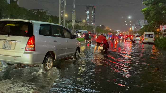 8 giờ tối, hàng ngàn người Sài Gòn vẫn chật vật giữa đường, đi hơn 1 giờ đồng hồ vẫn chưa thể về đến nhà vì ngập và kẹt xe ngày đầu tuần  - Ảnh 6.