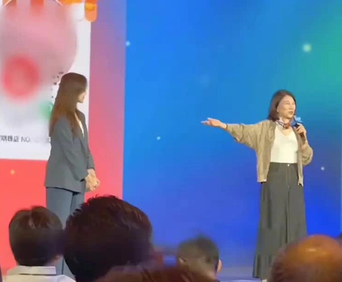 "Bà đầm thép" điện lạnh Trung Quốc giận dữ vì biểu hiện thiếu chuyên nghiệp của nữ MC trong buổi livestream giới thiệu sản phẩm mới - Ảnh 8.