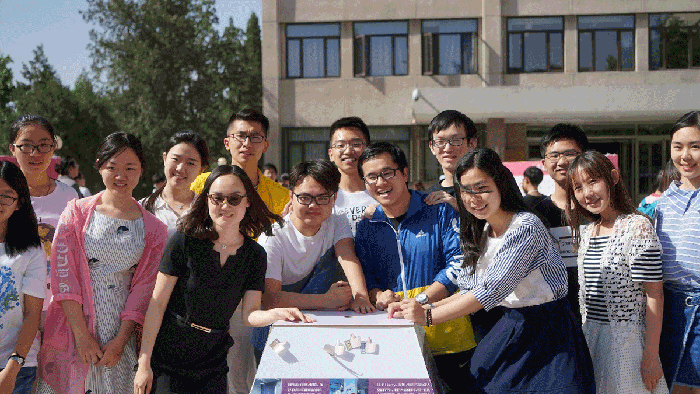 Điểm khác lạ trong bức ảnh giảng đường của trường đại học giỏi bậc nhất Trung Quốc gây tranh cãi: Tài giỏi thì không được phép "khác người"? - Ảnh 14.