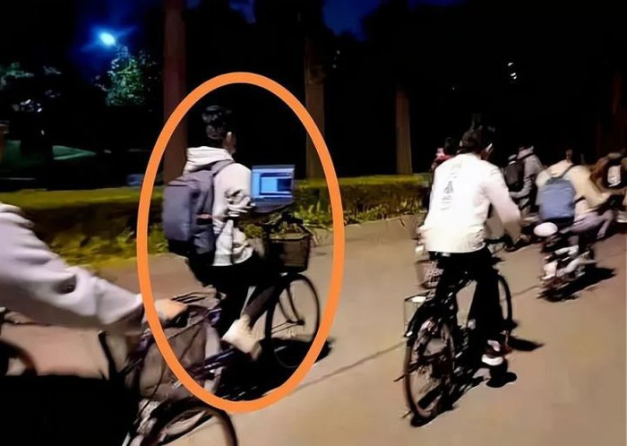 Điểm khác lạ trong bức ảnh giảng đường của trường đại học giỏi bậc nhất Trung Quốc gây tranh cãi: Tài giỏi thì không được phép "khác người"? - Ảnh 4.