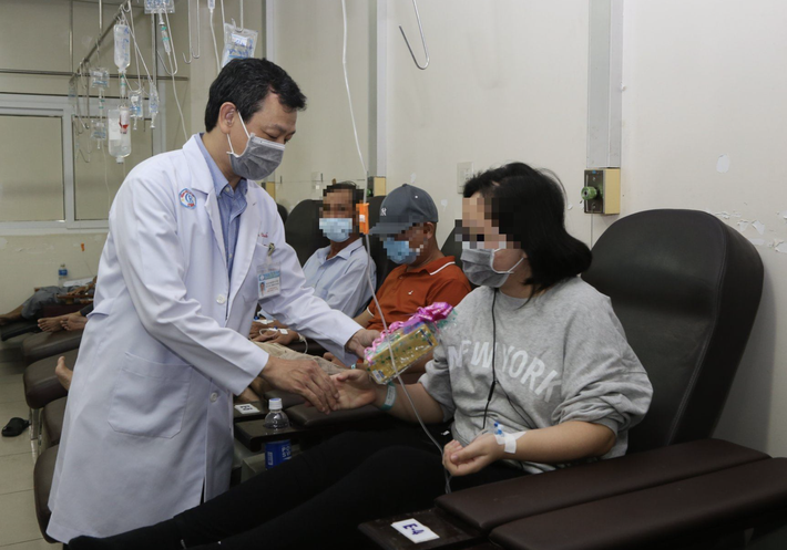 Bệnh nhân ung thư xúc động nghẹn ngào khi Giám đốc bệnh viện đến giường bệnh tặng quà ngày Phụ nữ Việt Nam - Ảnh 2.